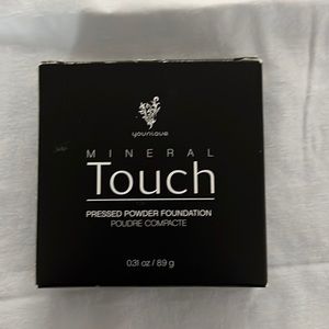 Younique Pressed Powder Foundation-Taffeta